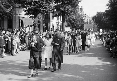 831725 Afbeelding van een groep in de optocht ter gelegenheid van Koninginnedag, op de Maliesingel te Utrecht ter ...